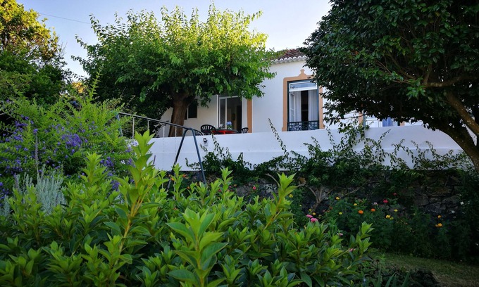 Angra do Heroismo House | Casa do Chafariz, a hideaway between green and sea