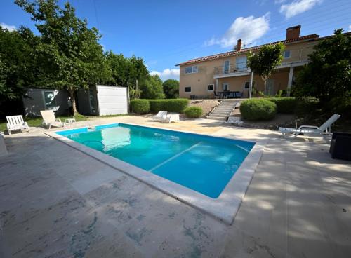 Batalha House | Discover Casa Do Colipo: Family-Friendly Oceanfront Getaway