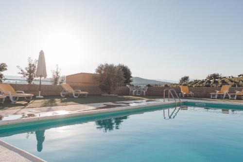 Armamar House | Guest Favorite: Casa do Cruzeiro with Oceanfront Pool