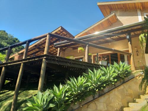 Santo Antonio do Pinhal House | Unforgettable Stay at Casa do Deck - Pet Friendly Retreat