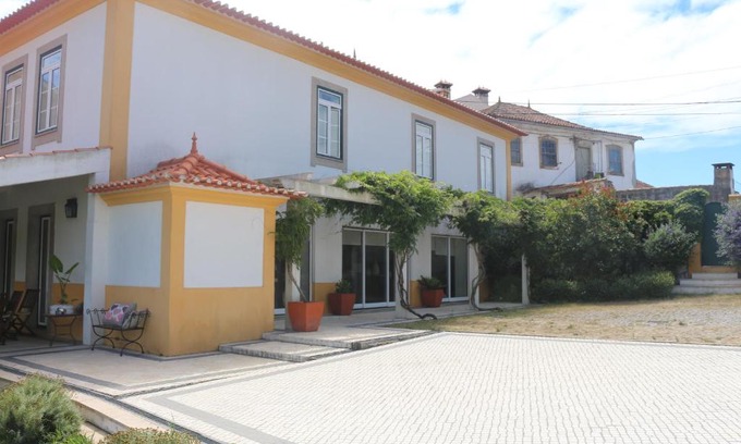 Eixo Villa | Discover Casa do Eixo: 4-Star Haven with Pool & Pet-Friendly