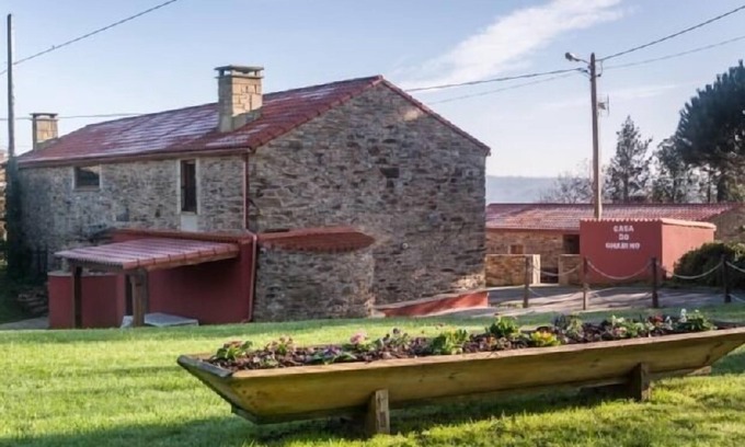 Santa Comba Cottage | Perfect Oceanfront Retreat: Casa do Ghabino for 10 Guests