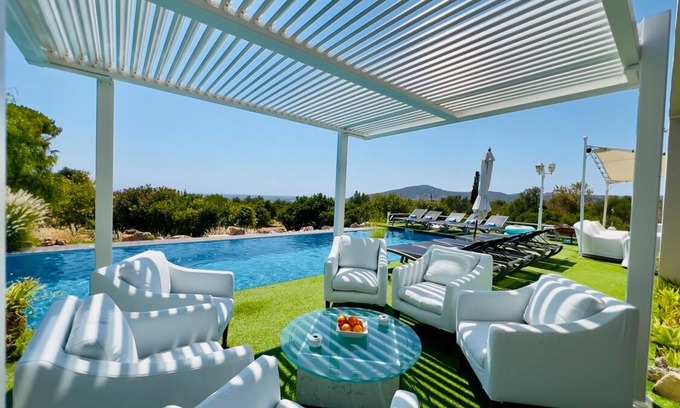 Estoi Villa | Modern Villa with Pool and Scenic Lake Views Await You