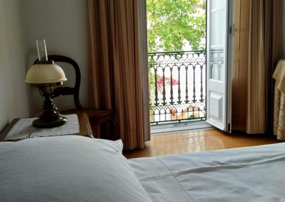 Atouguia da Baleia House | CASA DO LARGO: Family-Friendly Stay with Kitchen Access