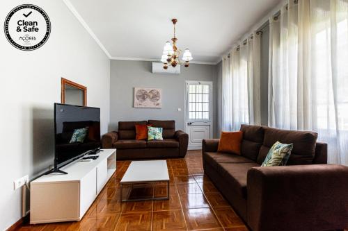 Faial Da Terra House | Relax at Casa do Pescador: 4-Star Stay with Family Amenities