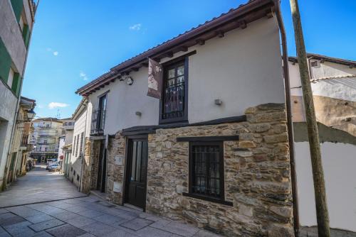 Monforte de Lemos House | Stay at Casa do Peso: Family-Friendly Retreat with High Ratings