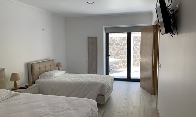Sao Roque do Faial House | Discover Casa do Ribeiro Frio - Relax in Massaroco Room