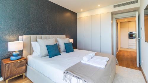 Mafamude Apartment | Modern Oasis with Balcony - Guest Rated 9.3/10