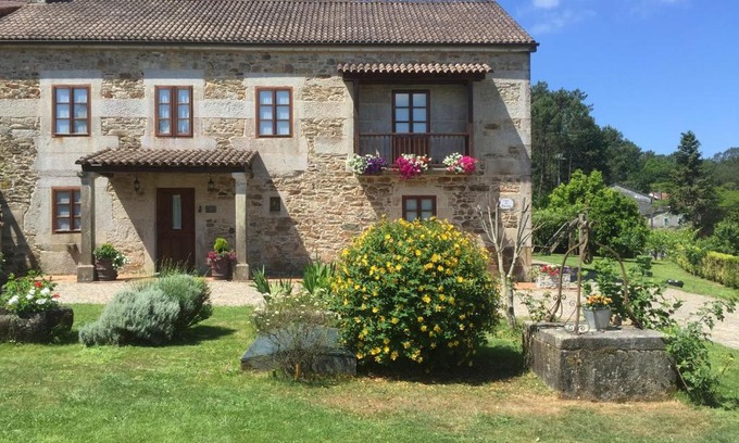 Lousame House | Casa Do Tarela: Family-Friendly Stay with Hot Tub Access