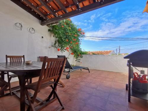 Atouguia da Baleia House | Discover Casa do Terraço by Madrabica - Family & Pet Friendly