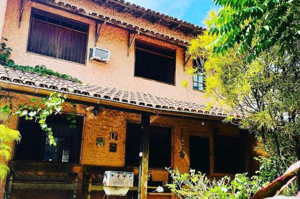 Praia do Morro House | Inviting Casa do Tio Patricio: Pet-Friendly with Pool