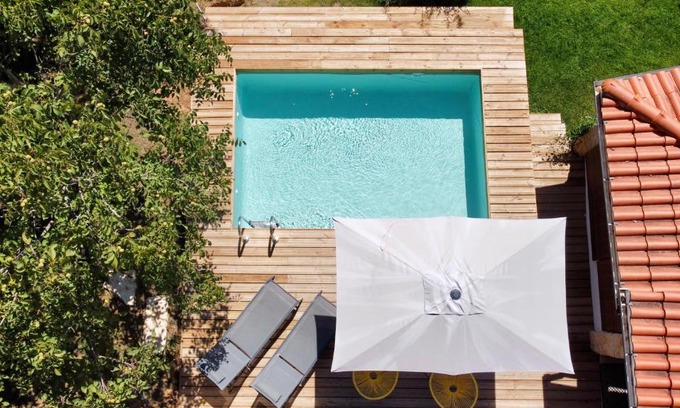 Alvaiazere House | Relax at Casa Do Vale with Oceanfront Pool and Hot Tub