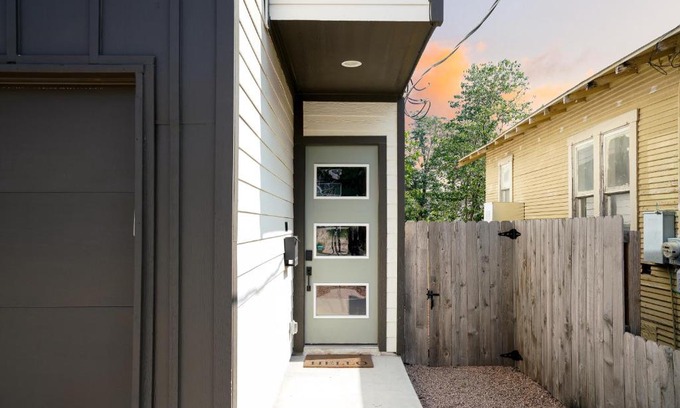 Historic Garderns Apartment | Explore Casa Dolce Vita by the Alamodome - Family & Pet Friendly!