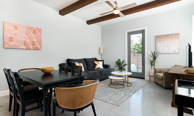 Historic Garderns House | Pet-Friendly Retreat at Casa Dolce Vita near Alamodome