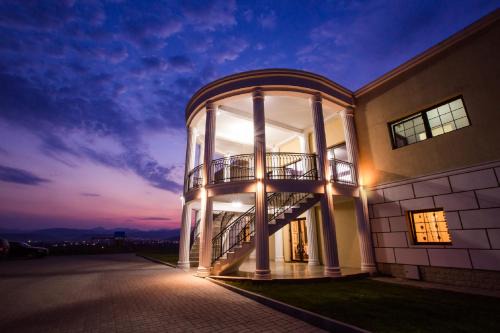 Aiud House | Budget-Friendly Stay at Casa Domeniile Vinului with Dining