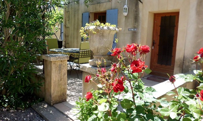 Rognonas Cottage | Casa Dora: 2-Bed, Pet-Friendly Apartment in Provence