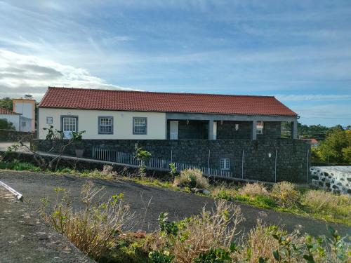 Sao Roque do Pico Apartment | Inviting Casa dos Avós: Top Rated with Breakfast & Family Fun