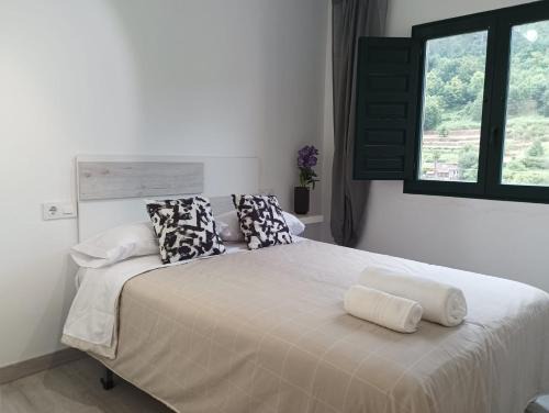 Ribadavia House | Cozy Casa dos avós: Pet & Family Friendly Retreat