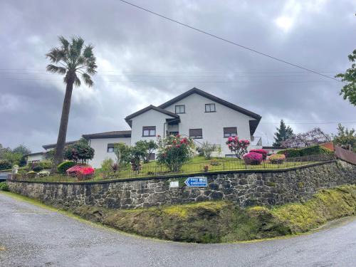 Paradamonte Apartment | Pet-Friendly Retreat: Casa Dos Cabecinhos Rated 8.8/10