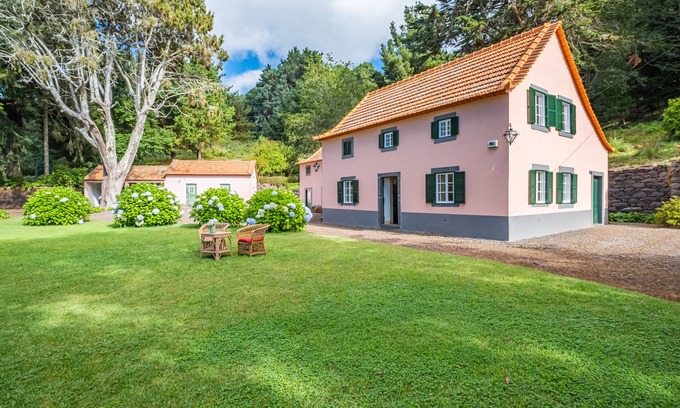 Camacha Cottage | CASA DOS CASTANHEIROS - Guest Rated 10/10 Countryside Escape