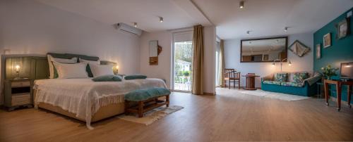 Tourais House | Top-Rated Casa dos Castanheiros: Pet-Friendly Retreat