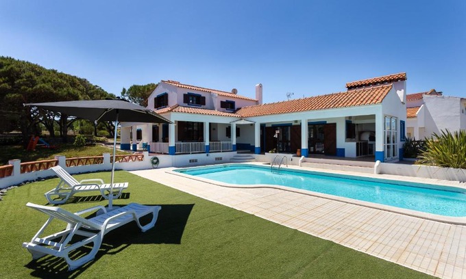 Grandola House | Exceptional Oceanfront Getaway at Casa dos Romana