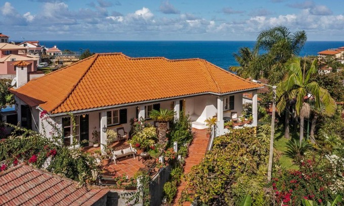 Ponta Delgada House | Discover Casa dos Terços: Family-Friendly & Inviting Retreat