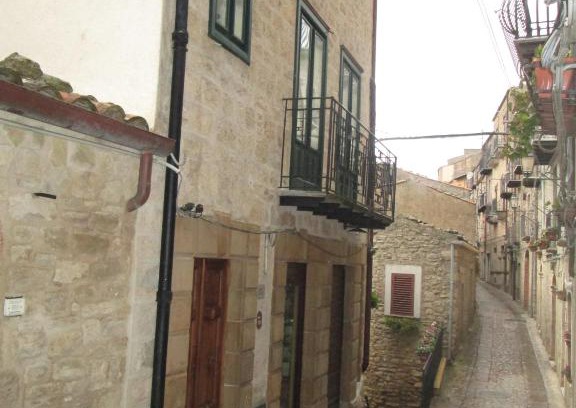 Gangi House | Pet-Friendly Casa e Putia: Guest Rated 10/10 Stay