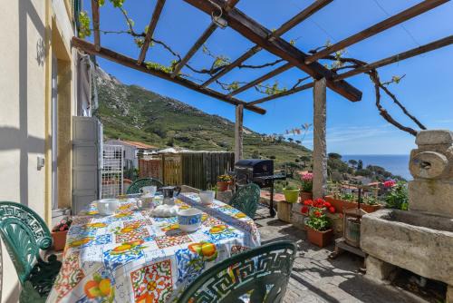 Chiessi Apartment | Discover Casa Ebaté: Pet-Friendly Retreat with High Ratings