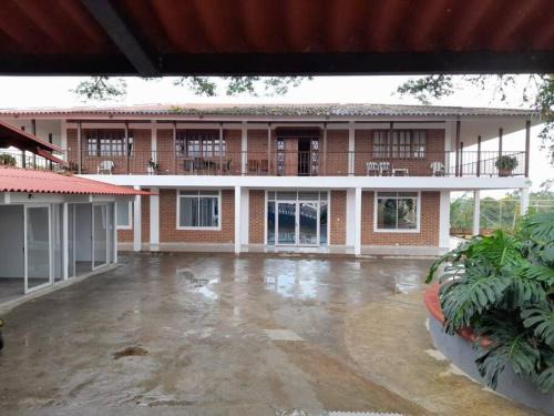 Alcala House | Casa Eje Cafetero: Family-Friendly Stay with Sports Court