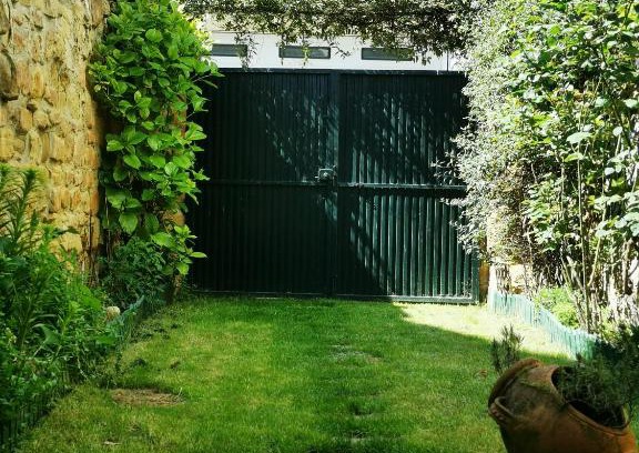 Anguciana House | Casa El Jazmín: Pet-Friendly Retreat with Breakfast Included
