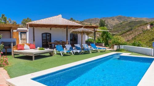 Trapiche House | Discover Casa El Mirador de Isabel Vélez-Málaga Retreat