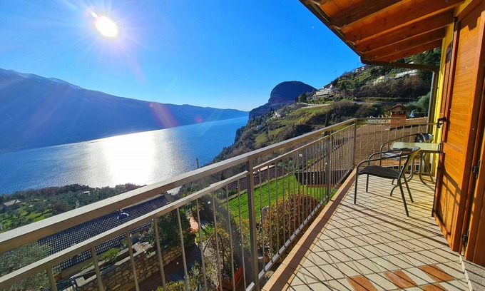 Arias Apartment | Casa Elka Balcony 6: Lake View with Pool & Pet-Friendly