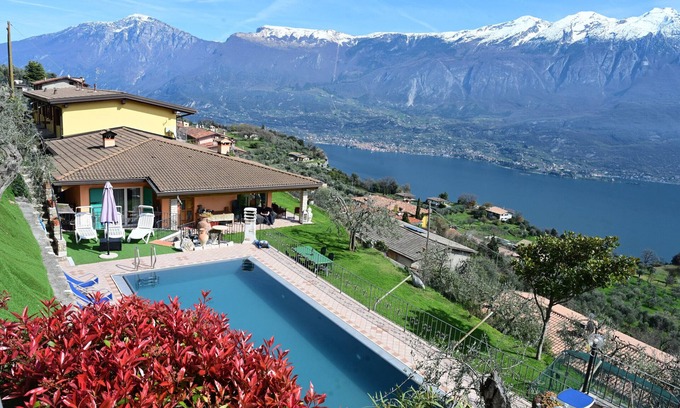 Arias Apartment | Scenic Casa Elka Patio 3 with Lake View & Pool Access