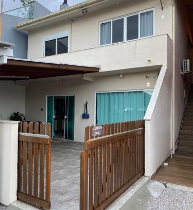 Governador Celso Ramos House | Cozy Casa with Oceanfront Views and Pet-Friendly Amenities