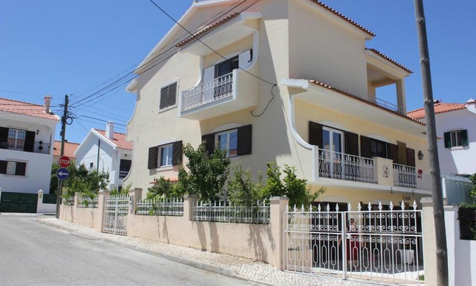 Setubal House | Comfortable Stay at Casa em Palmela with Hot Tub Access