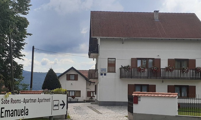 Dreznik Grad House | Discover Casa Emanuela Near National Park and Caves