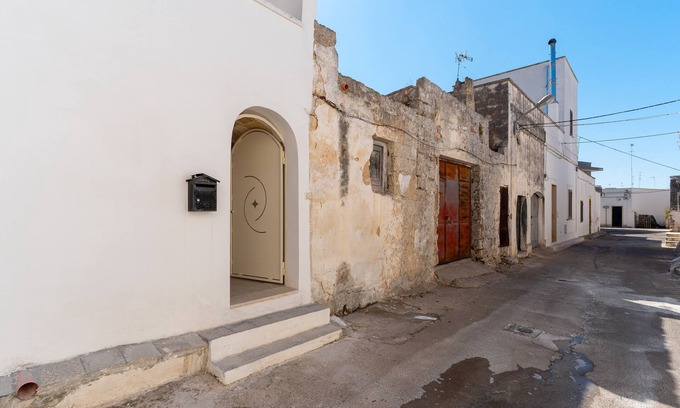 Veglie Apartment | Comfortable 3115 Casa Emi - Mono A with Kitchen & Breakfast