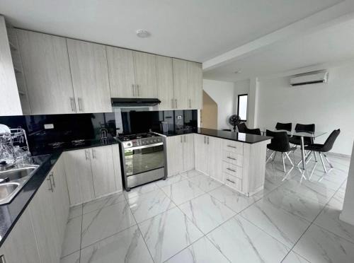 Samborondon House | Casa en Ciudad Celeste La brisa