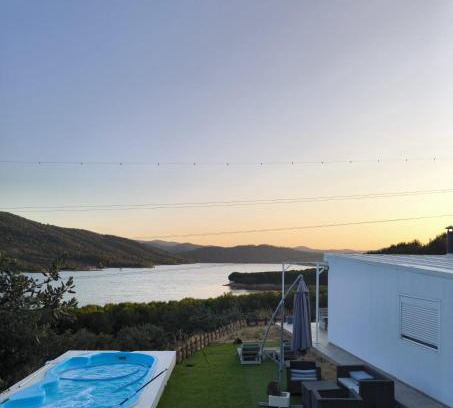 Espiel House | Inviting Casa en el Lago: Pet-Friendly Retreat with Pool