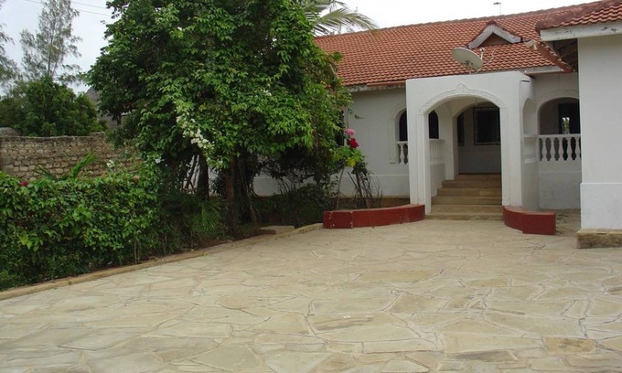 Diani Beach Apartment | Family-Friendly Escape at Casa En La Praya with Pool & Breakfast