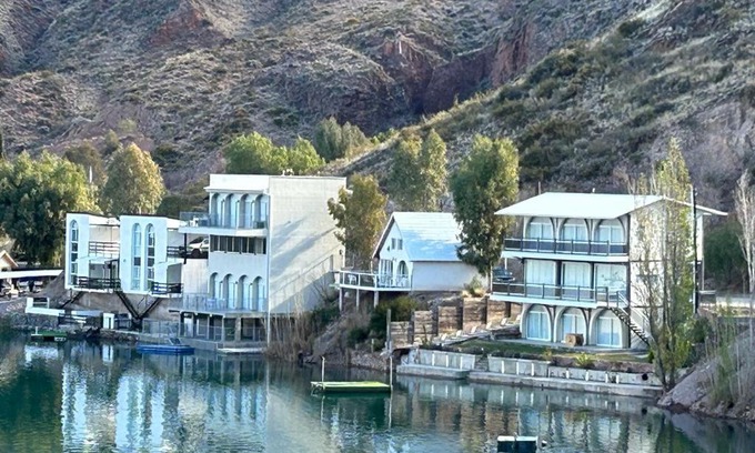 Rincon del Atuel House | Idyllic Casa en Los Reyunos: Lakeside Retreat Awaits You