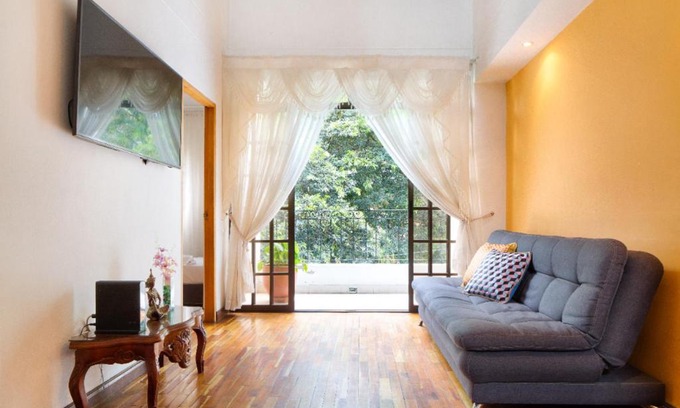 Buenos Aires House | Convenient Casa Entera Near La Central Mall and Tram Station