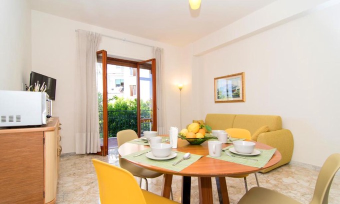 Sorrento City Centre Apartment | Ideal Casa Enza in Sorrento Center, Pet Friendly & Breakfast