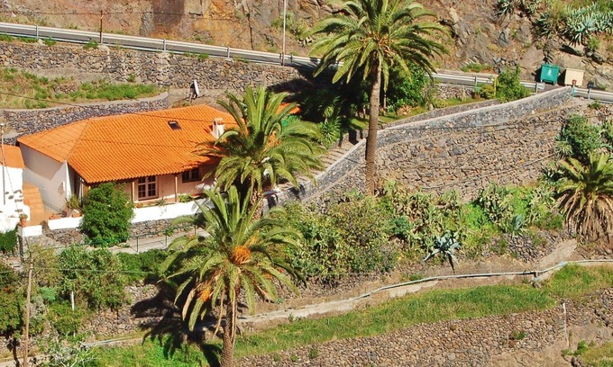San Sebastian de la Gomera House | Casa el Andes: Tranquil Retreat with Spa and Breakfast