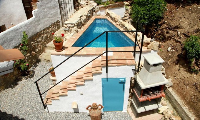 Albunuelas Villa | Discover Casa Escondida: Pet-Friendly Family Getaway