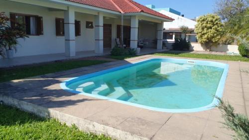 Xangri-La House | Inviting Casa com Piscina: Pet-Friendly Family Retreat