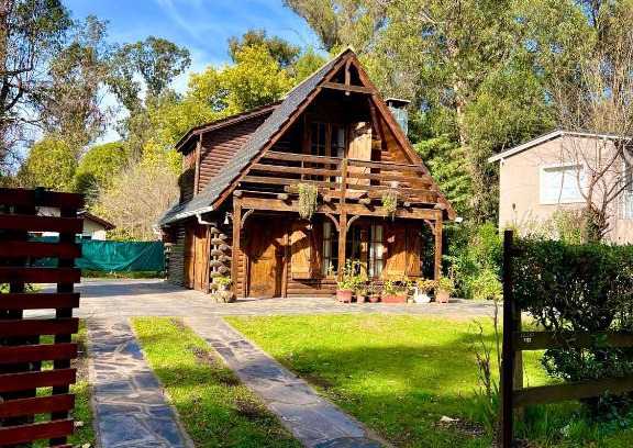 Bosque Peralta Ramos House | Pet-Friendly Casa Estilo Cabaña - Guest Rated 9.9/10