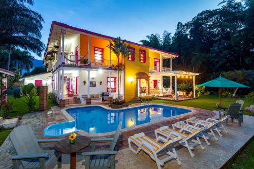 Quebrada Guadalejo Bed & Breakfast | Discover Casa Etnika: Pet-Friendly Stay with Pool & Hot Tub