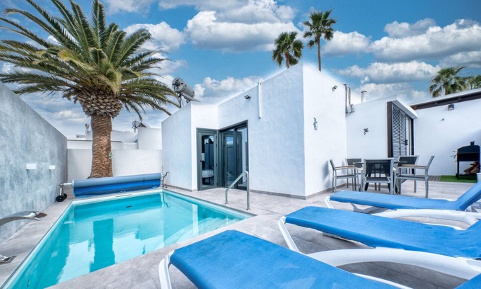 Los Pocillos Ski Chalet | Casa Eva: Oceanfront Escape with Private Pool & WiFi